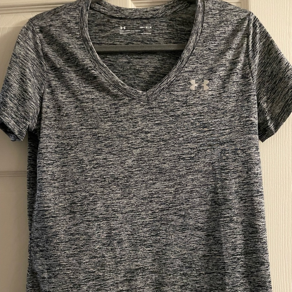 GRAY MEDIUM UNDER AMROUR V-NECK SHIRT